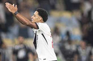 Canobbio tenta levar o Fluminense ao ataque diante do Vasco.