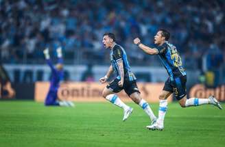 Marlon comemora com Pavón o gol que deu a classificação ao Grêmio –