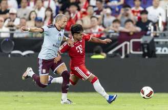 Jogadores do Bayern comemoram o gol de Kim Min-Jae, o primeiro sobre o Aston Villa –