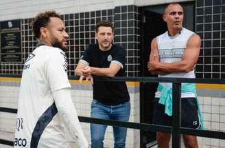 Giovanni conversa com Elano e Arão no CT Rei Pelé –