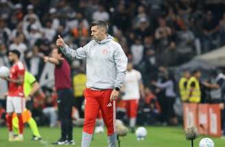 Bruno Gomes em ação diante da marcação de Garro, do Corinthians, em Itaquera – Copa do Brasil – 06/08/2026 –