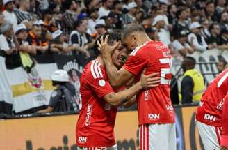 Bernabei recebe os cumprimentos dos colegas após anotar o gol do Internacional em Itaquera –