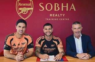 Bruno Guimarães ao lado do treinador Mikel Arteta, do Arsenal – Divulgação/Arsenal