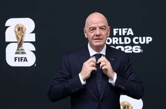 Infantino com a taça da Copa do Mundo –