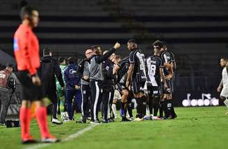 Márcio Zanardi, treinador da Ponte, cabisbaixo com série de maus resultados da equipe na temporada –