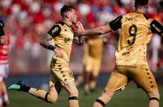 Chrystian Barletta, autor do gol solitário no OBA, em ação diante do Vila Nova –
