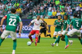 Barboza, zagueiro do Palmeiras, marca Bernabei, destaque do Internacional.