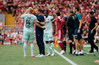 Filipe Luís durante amistoso entre Liverpool e Monaco –