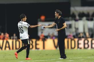 Eduardo Domínguez conversa com alguns jogadores na volta do intervalo da partida no Mangueirão –