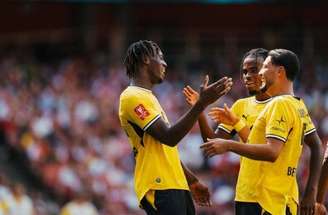 Jogadores de Arsenal e Dortmund em disputa de bola na Copa Emirates –