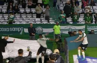 Momento em que Jacy pula a placa da publicidade para cair direto nas escadaria de um dos túneis do Couto. Ele tentou continuar, mas saiu pouco depois.
