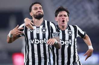 Alex Telles no clássico contra o Fluminense –