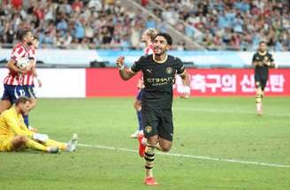 Lookman, do Atlético de Madrid, em disputa de bola com Matheus Nunes, do City, durante amistoso na Coreia do Sul –