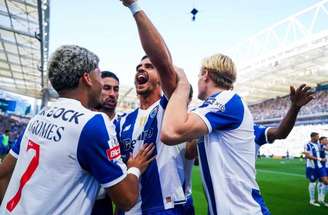 Gabri Veiga comemora o gol de pênalti marcado na vitória sobre o Alverca –