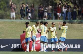 Jogadores de Brasil e Bolívia durante amistoso na Granja Comary –