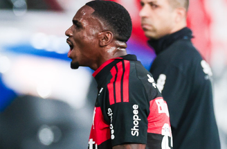 Evertton Araújo (esq.) comemora um de seus gols com a camisa do Flamengo –