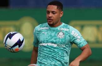 Vitor Roque e Abel Ferreira em treinamento do Palmeiras –