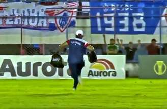 Profissional chegou rapidamente ao atleta que precisou de atendimento durante o confronto –