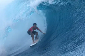 Italo Ferreira supera lesão e se classifica para as oitavas de final em Teahupoo
