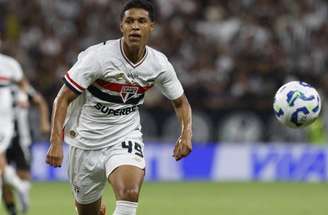 Ryan Francisco celebra um dos gols marcados pelo time profissional –