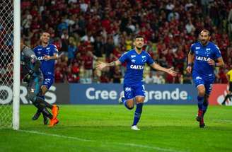 Thiago Neves, ex-Flamengo, passa por Réver em jogo no Mineirão em 2018 –