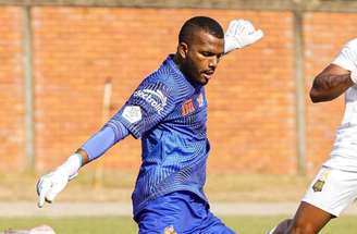 Goleiro Jorge Martínez em ação pelo Deportivo Pereira –