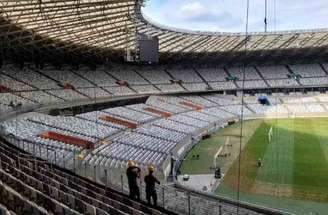 Redes de proteção no setor visitante do estádio –