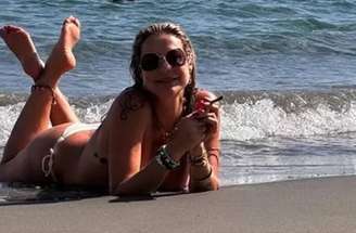 Luana Piovani faz topless em protesto