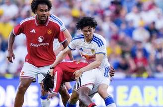 Zirkzee (E), autor do gol do United, abraça Mbeumo, autor do passe –