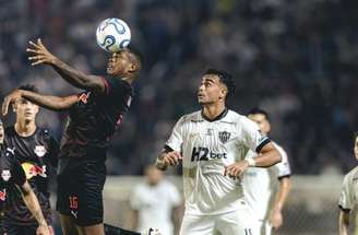 Alan Franco tenta a cabeçada. Mas é observado por Herrera e Lucas Barbosa, do Bragantino. do Bragantino, observam –