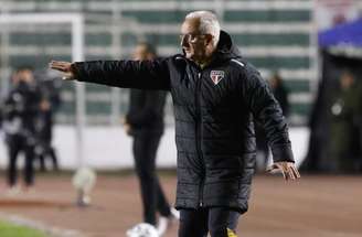 Dorival durante o jogo em La Paz, nesta terça –