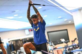 Enzo Fernández durante atividade de preparação na pré-temporada do Chelsea –