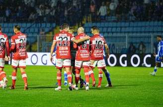Bressan perfilado antes de Avaí x CRB na Ressacada, pela 21ª rodada da Serie B –