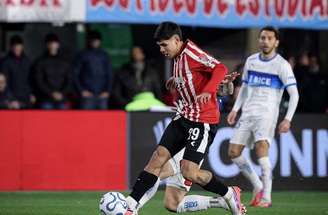 Apesar de sair na frente com o gol de Burgos, Estudiantes cede o empate.