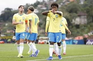 Bruninho dá um mortal para comemorar o primeiro gol do Brasil –