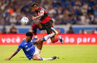 Bruno Henrique (esq.) ficou com tornozelo inchado após lance polêmico –