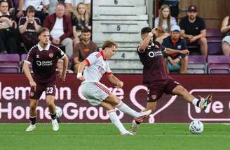 Jose Neto, do Benfica, disputa bola com jogador do Hearts no Tynecastle Stadium –