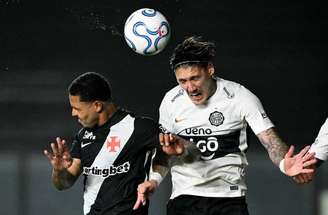 Nuno em disputa de bola com jogadores do Olimpia –