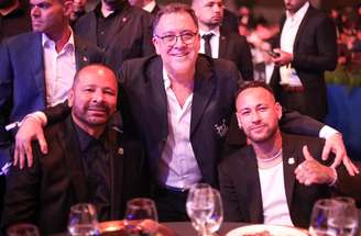 Neymar pai e Marcelo Teixeira ao lado de Neymar Jr. –