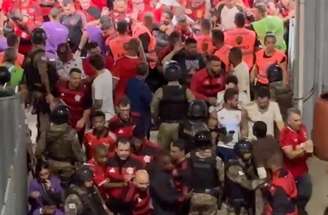 Torcedores do Flamengo no acesso ao estádio –