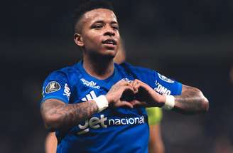 Arroyo comemora seu golaço na partida entre Cruzeiro e Flamengo, no Mineirão –