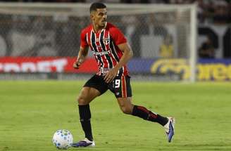 Lucas Ramon em ação pelo São Paulo –