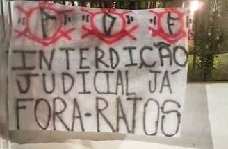 Faixas com mensagens contra o presidente do Corinthians –