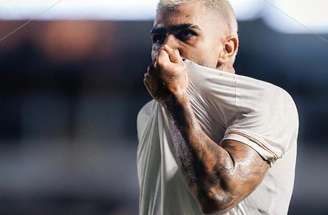Neymar fez boa partida e  deu passes para os gols do Santos sobre o Macará.