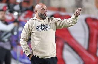 Em vão! Franclim se esgoela à beira do campo –