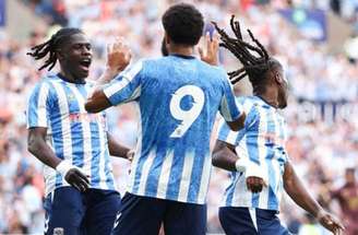 Filipe Luís tenta levar o Monaco a mais um ao triunfo, mas vê o Coventry levar a melhor.