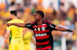 Plata (esq.), autor do segundo gol do Flamengo contra o Mirassol no Maraca –