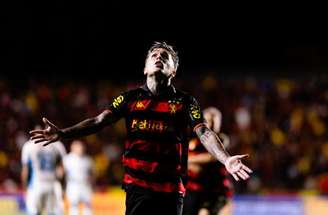 Diego Hernández chuta para fazer o primeiro gol do Sport sobre o Londrina. Mas ele faria outro pouco depois.