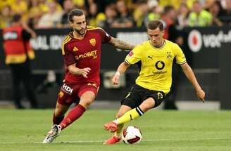 Manu Kone, da Roma, em disputa de bola com Jobe Bellingham, do Dortmund, durante amistoso de pré-temporada –