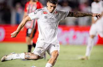 Adonis Frías durante partida pelo Santos –